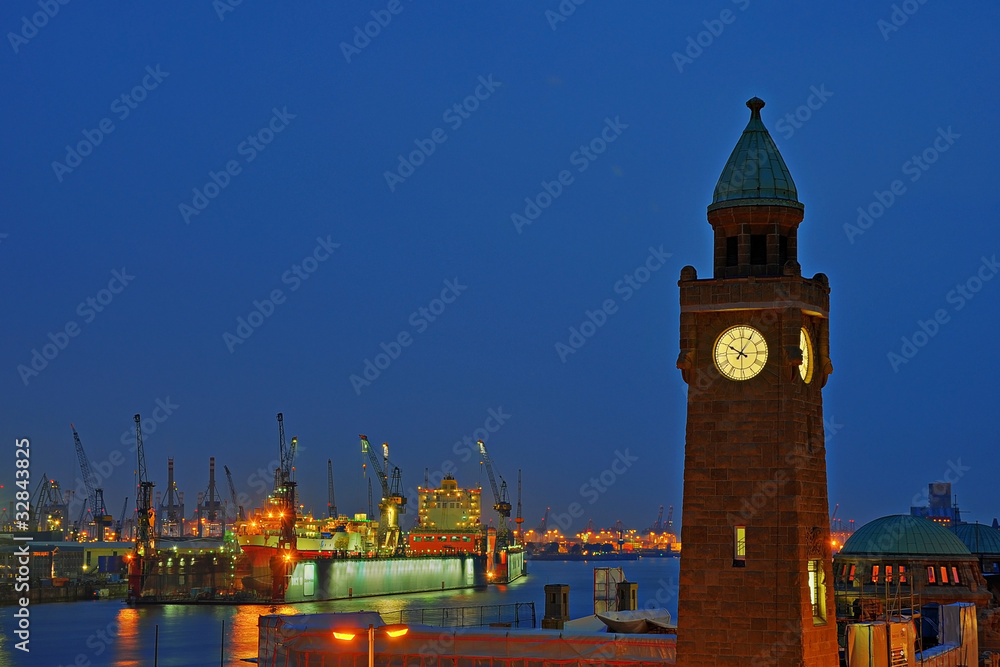 Fototapeta premium Hamburger Hafen Landungsbrücken