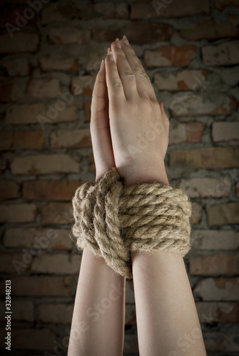 Obraz na płótnie Hands tied up with rope w salonie