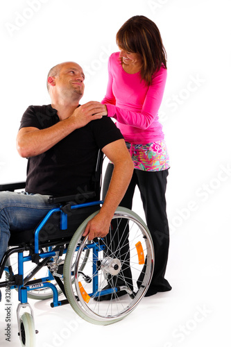 Paar Rollstuhl Fürsorge Hand auf Schulter