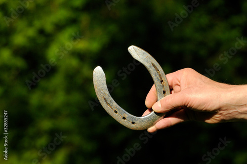 Hand hält Hufeisen photo