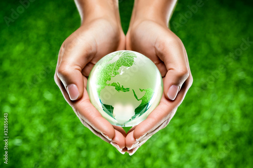 planète terre mains écologie / green earth globe in hands