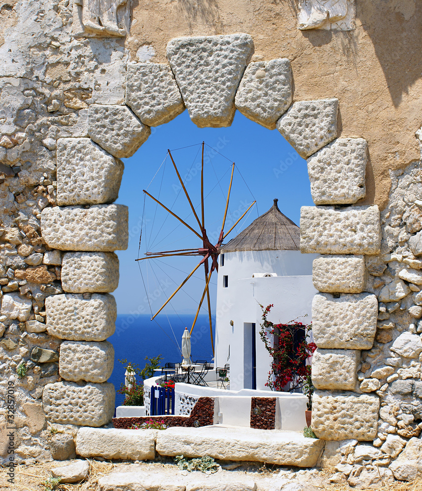 Fototapeta Wiatrak przez stare okno weneckie, Grecja