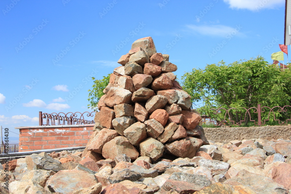 Холм сложенный из камней у буддистского храма