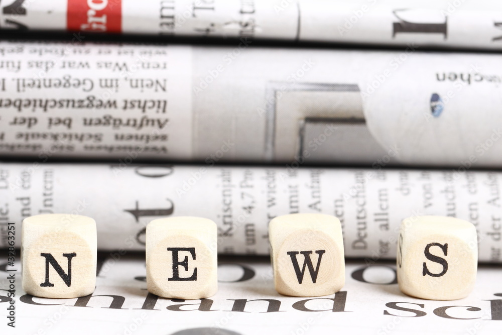 Fototapeta premium NEWS vor Zeitungen