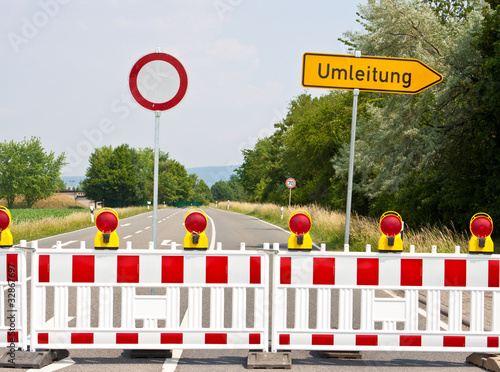 gesperrte Straße mit Umleitung-Schild