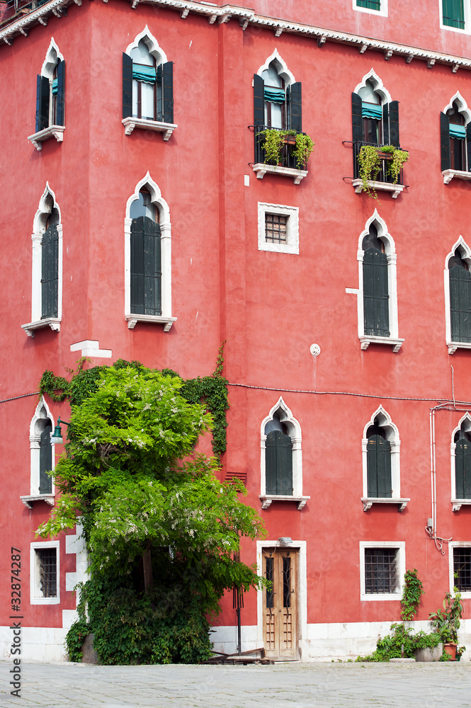 Venezia - Palazzo con finestre