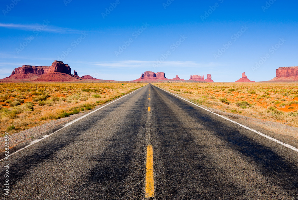 Highway 163 in Monument Valley - obrazy, fototapety, plakaty 