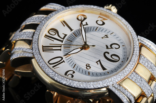 diamond golden wrist watch / hand watch