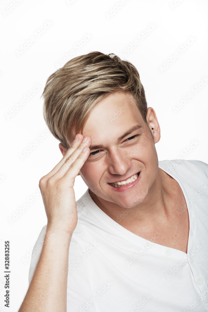 Junger Mann mit Kopfschmerzen Junger Mann mit Kopfschmerzen