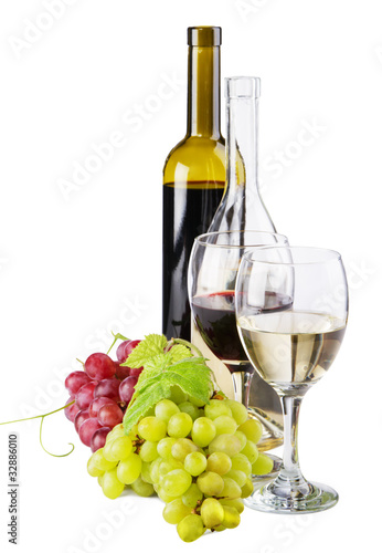 Red and white wine, with bunches of grapes