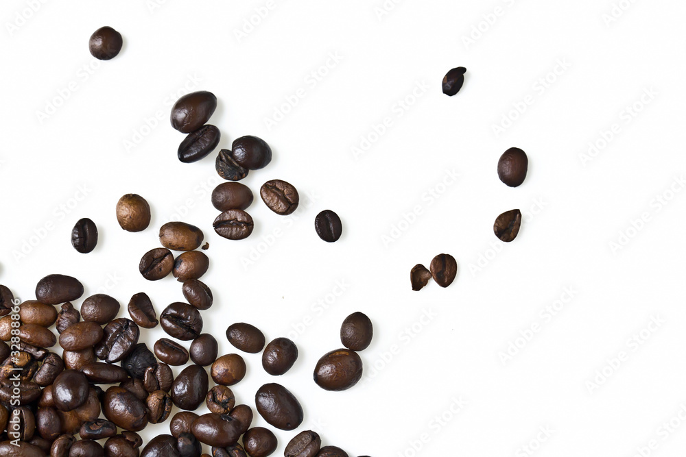 Fototapeta premium Chicchi di caffè su fondo bianco