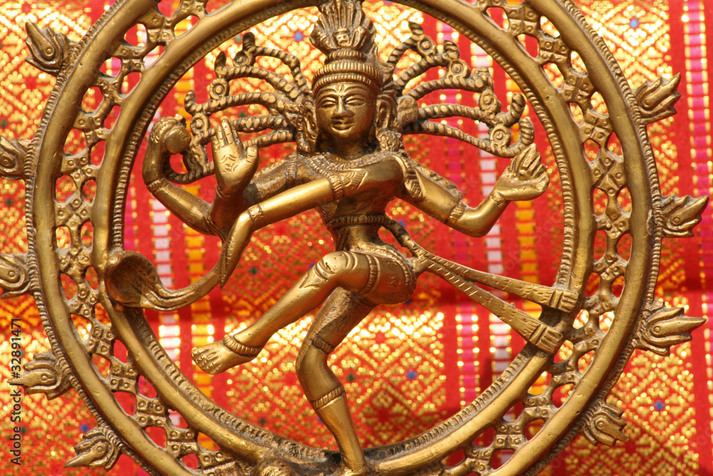 Fototapeta premium Une statue de Shiva, le danseur cosmique