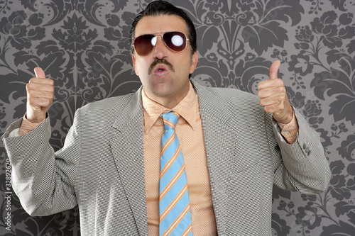 Foto nerd retro man businessman ok positive hand gesture