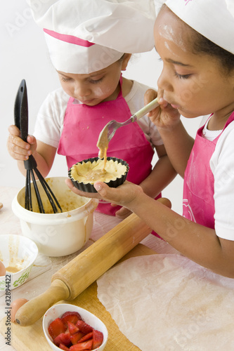 Cuisine - enfants préparant un gâteau