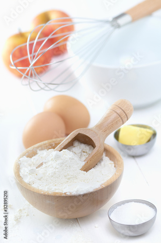 raw ingredientes, ready to merge to make a cake