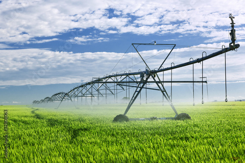 Εκτύπωση καμβά Irrigation equipment on farm field