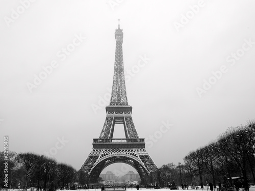 Fototapeta Naklejka Na Ścianę i Meble -  Eiffel tower under snow
