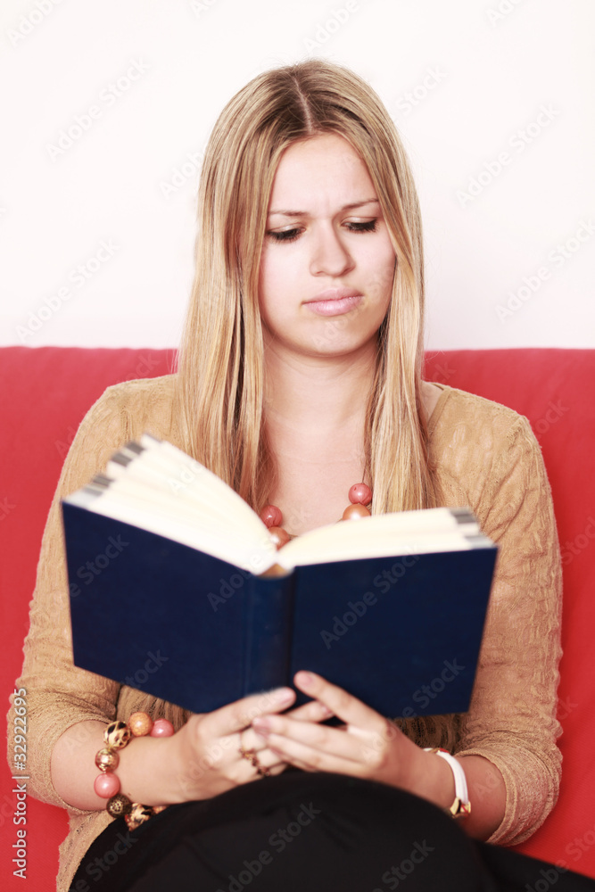 junge Frau beim Krimi lesen junge Frau beim Krimi lesen