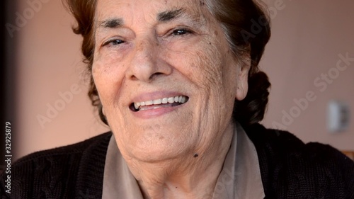 donna anziana sorridente