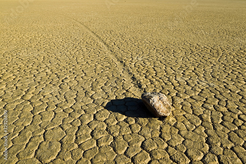 Wallpaper Mural "Sailing stones" that leave linear "racetrack" imprints Torontodigital.ca