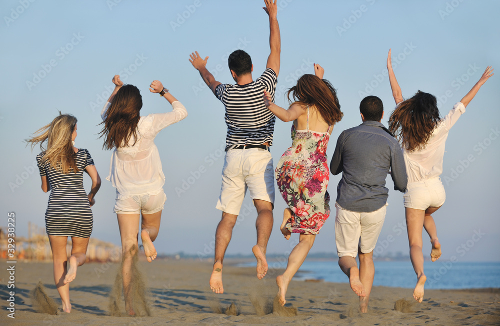 Obraz premium happy young people group have fun on beach
