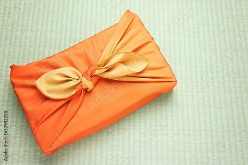 風呂敷　贈り物　畳