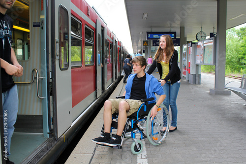 paar rollstuhl einsteigen zug