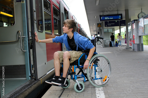 Rollstuhl zug einsteigen