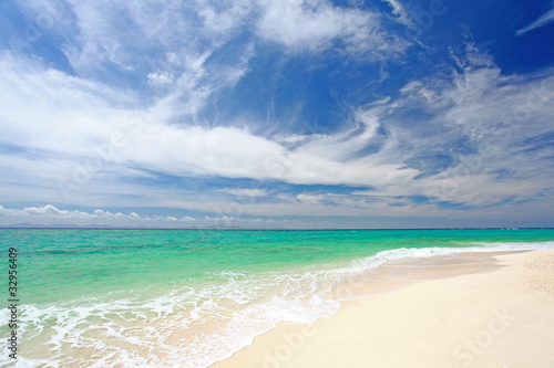 真っ白い砂浜とエメラルドグリーンの海 © sunabesyou