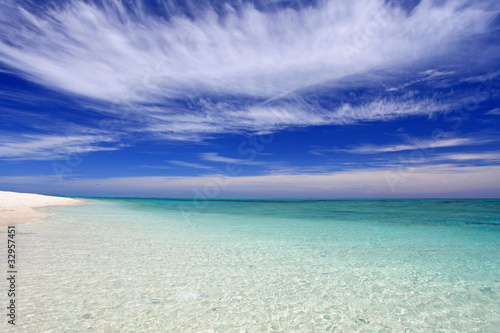 ナガンヌ島の澄んだ海と真っ白い雲 © sunabesyou