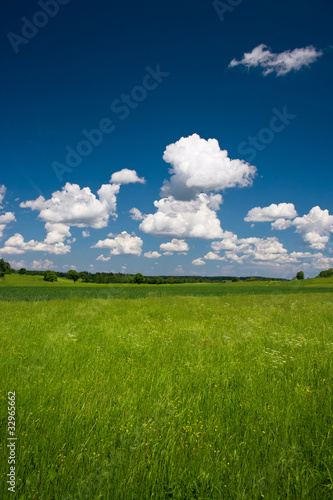 Frühling/Sommer Landschaft mit Wolken