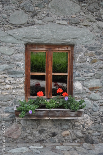 Fenster an einem Haus in den Alpen