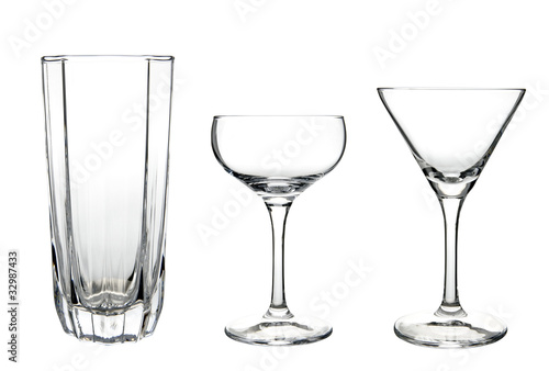 白背景に複数のガラス製コップ