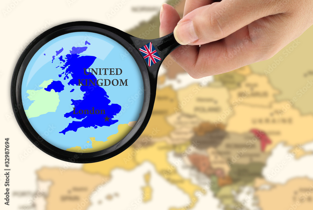 Obraz premium Magnifying glass over a map of United Kingdom