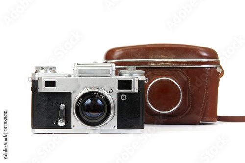 классический ретро фотоаппарат с кожаным футляром .