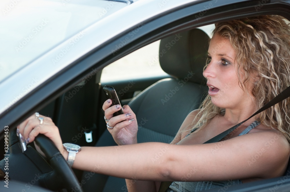 Naklejka premium Reading SMS while driving car