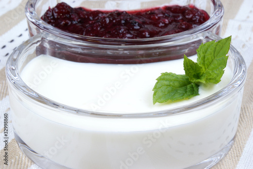 griechischer Joghurt mit Früchten in einem Glas photo