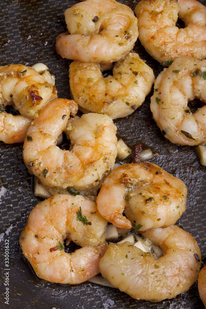 Shrimps mit Olivenöl und Knoblauch in der Pfanne Shrimps mit Olivenöl und Knoblauch in der Pfanne