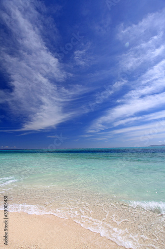 ナガンヌ島の美しく透明な海と青い空