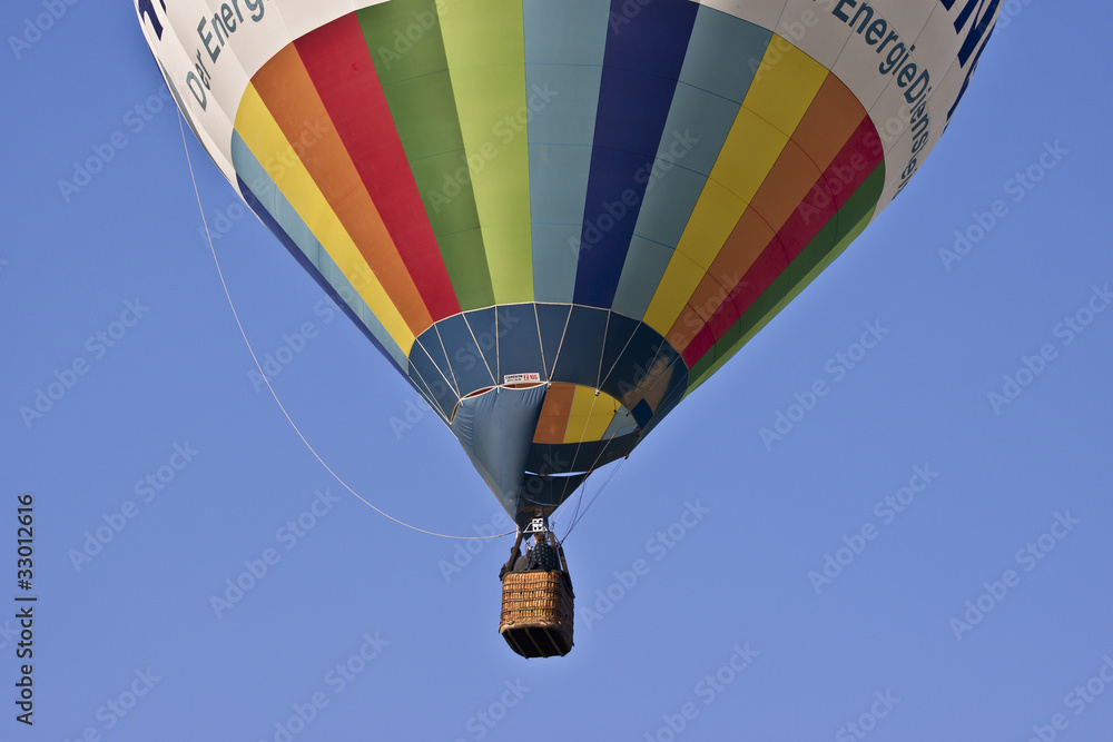 Fototapeta premium Ballonfahrt in buntem Heissluftballon