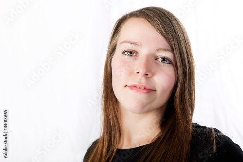 Portrait einer jungen Frau mit braunen langen Haaren 674