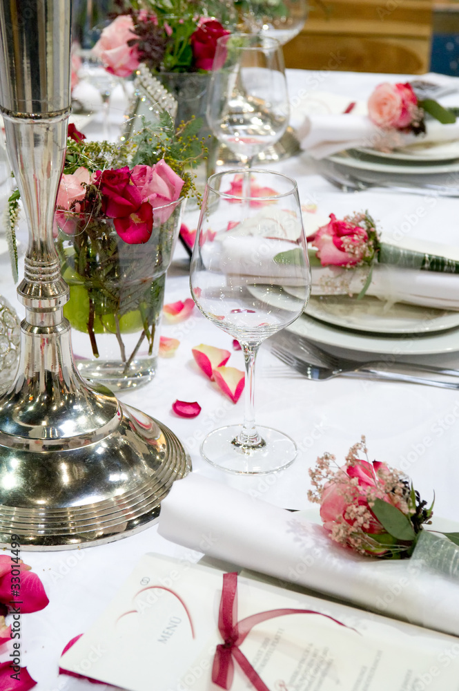 Fototapeta premium Gedeckte Festtafel mit Rosendekoration