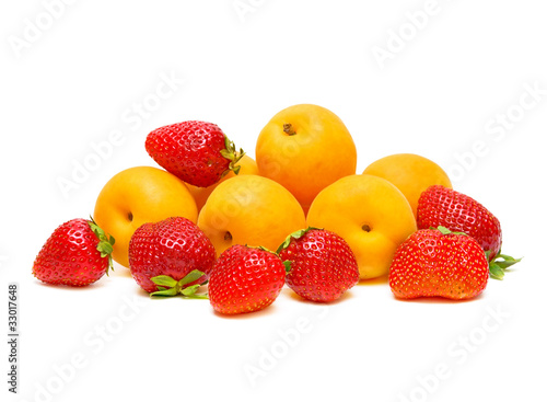 Fototapeta Naklejka Na Ścianę i Meble -  strawberries and apricots on a white background