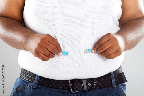 Foto overweight african american man measuring waist