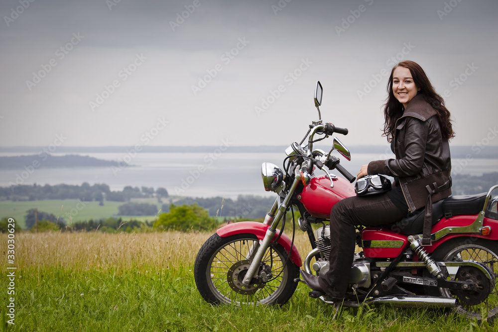 Obraz premium Frau auf Motorrad