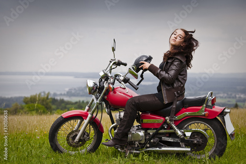 Frau setzt Motorradhelm ab und schüttelt Haare © Peter Heimpel