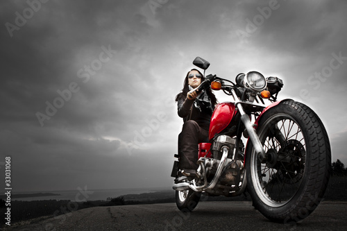 Fototapeta Naklejka Na Ścianę i Meble -  Frau auf rotem Motorrad