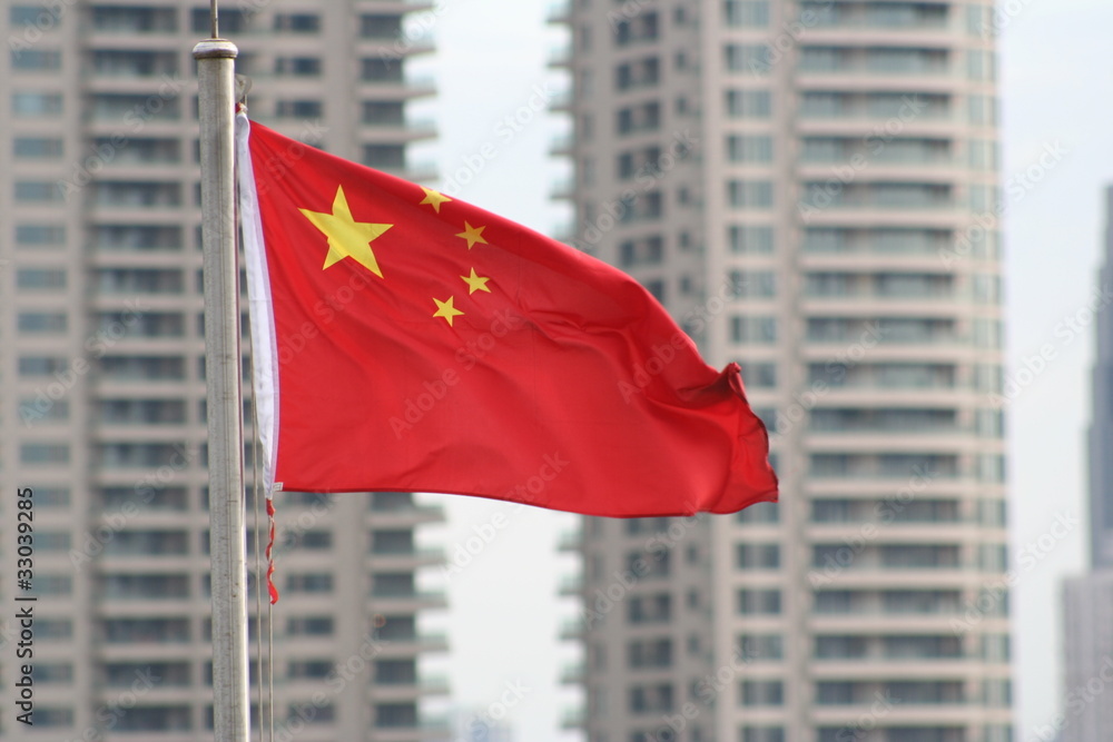 Naklejka premium budynek mieszkalny z chińską flagą