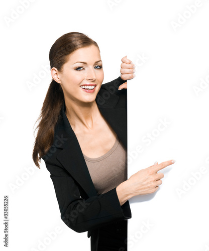 Geschäftsfrau zeigt auf Schild