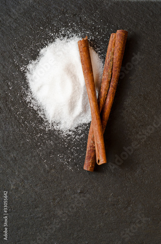 Foto Sugar and cinnamon sticks